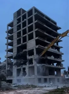 Depremde Hasar Gören Bina Yıkımda Çöktü