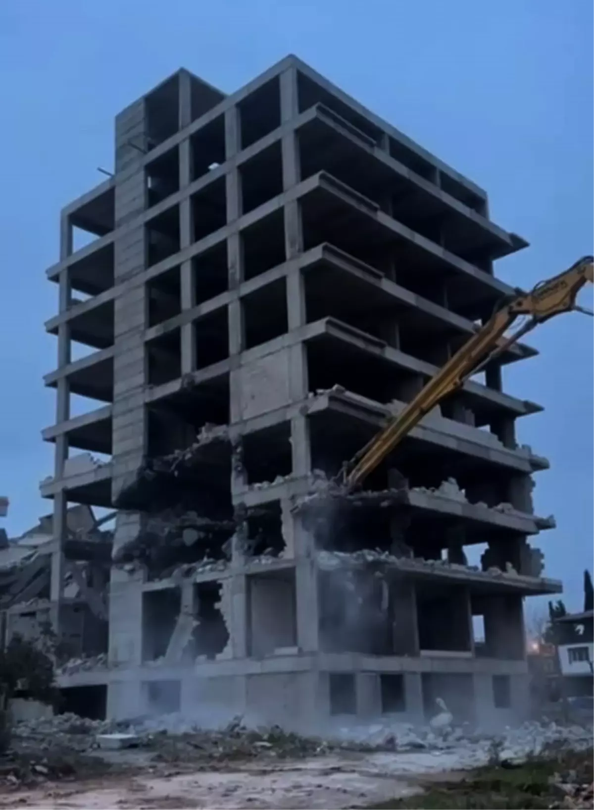 Depremde Hasar Gören Bina Yıkımda Çöktü