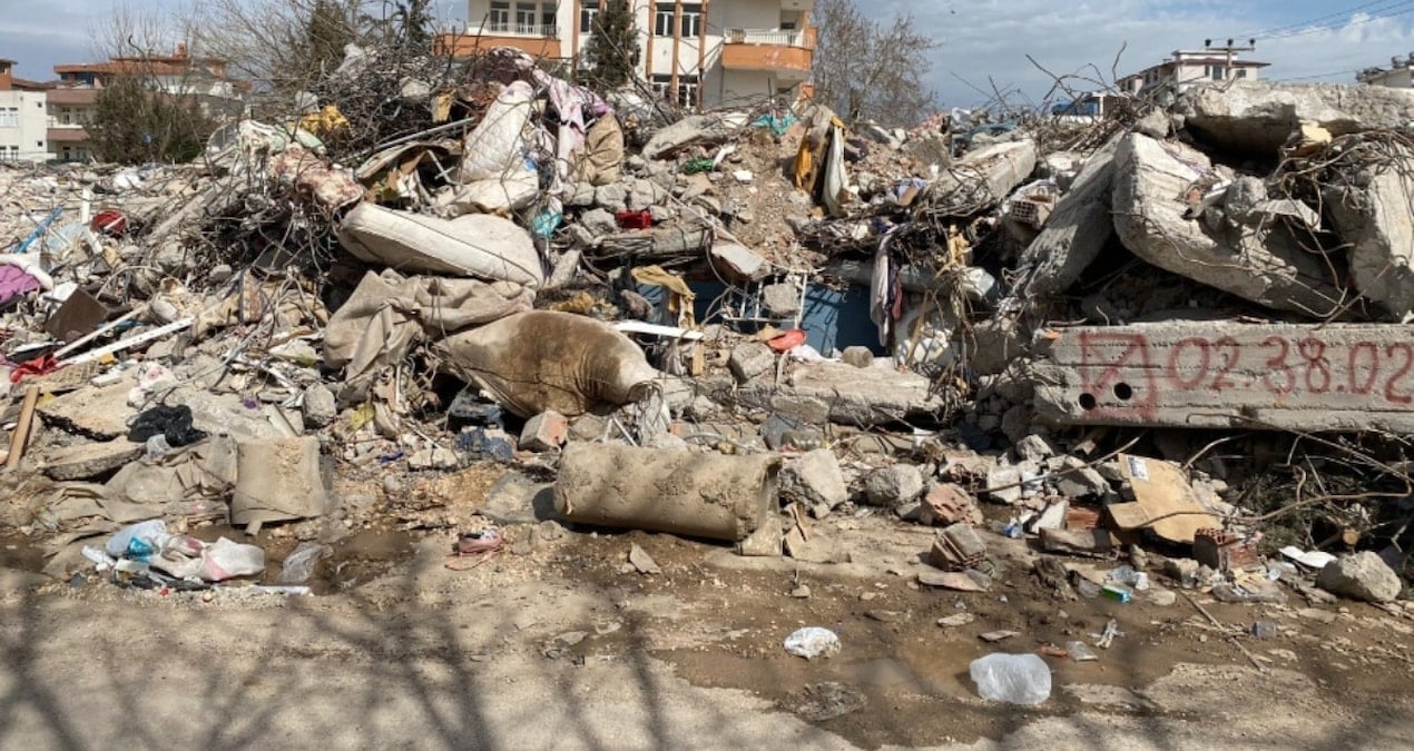 Depremde yıkılan Akabe Sitesi soruşturmasında Adıyaman Valisi Varol, eski Başkan Yardımcısı Bulut için soruşturma izni vermedi