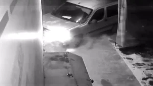 Direksiyon başında kalp krizi geçirip kaza yapan sürücü öldü; o anlar kamerada