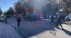 Diyarbakır’da adliye önündeki kavga kameralara yansıdı