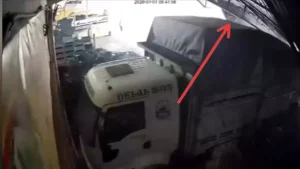 Diyarbakır’da Kar Ağırlığı Çatıları Çöktürdü