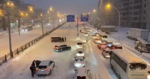 Diyarbakır’da kar hayatı felç etti! Yollar kapandı, araçlar yolda kaldı