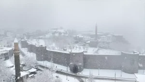 Diyarbakır’da Tarihi Mekanlar Karla Beyazlandı
