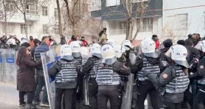 Diyarbakır’daki Suriye eylemlerine polisten gazlı müdahale