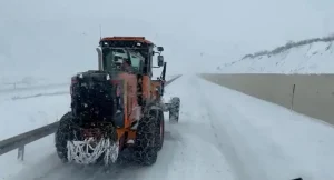 Doğu Anadolu’da Kar Yağışı Trafiği Kapatıyor