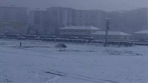 Drift Atan Kamyonet Kara Saplandı