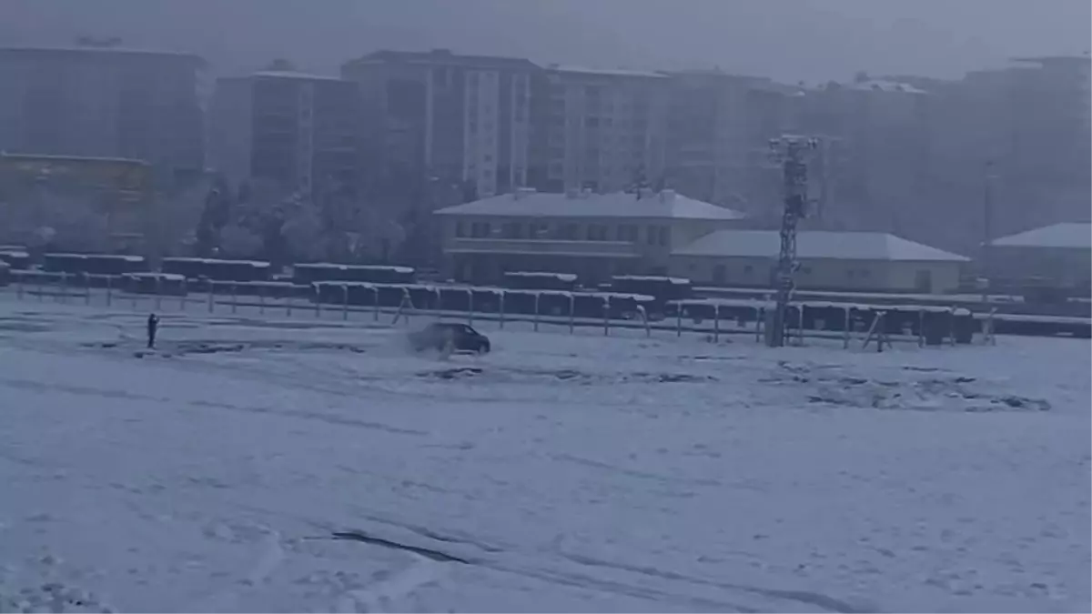 Drift Atan Kamyonet Kara Saplandı