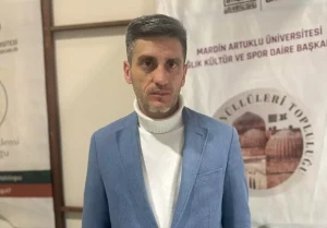 Dünyanın En Uzun Adamının Ellerinin Kalıbı Alındı