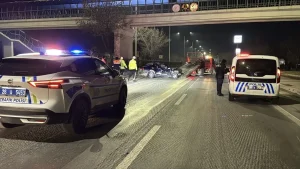 Ehliyetsiz Sürücü Refüje Çarptı: 2 Yaralı