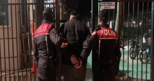 Ekiplere ‘sahte polis kimliği’ gösteren kişi 128 suçtan aranıyormuş