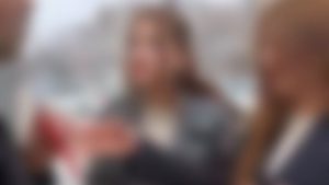 Elazığ’da durakta genç kızları görüntüleyen şahsa kadın muhtar müdahale etti