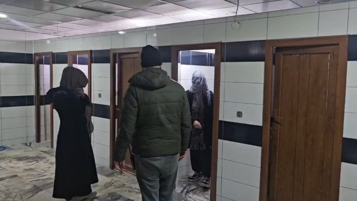 Elazığ’da zabıtadan kaçan dilenciler cami tuvaletinde yakalandı