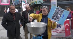 Emekli zammını taş kaynatarak protesto ettiler