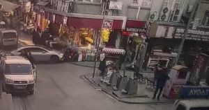 Eminönü’nde fren yerine gaza bastı, yayaların arasına daldı