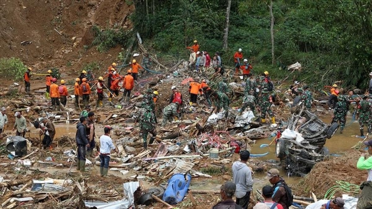 Endonezya’da toprak kaymasında ölü sayısı 25’e çıktı