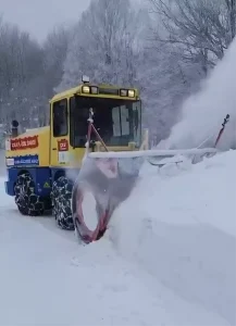 Erbaa’da Karda Mahsur Kalan Minibüs Kurtarıldı