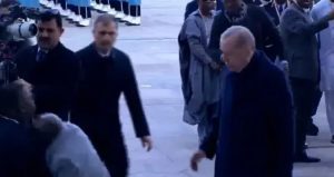 Erdoğan’ın karşıladığı Nijerya Cumhurbaşkanı yere kapaklandı