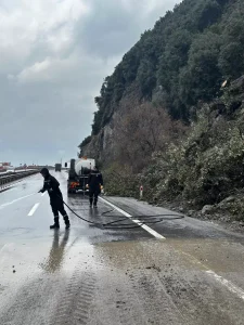 Ereğli’de Heyelan: Otomobile Kaya Düştü