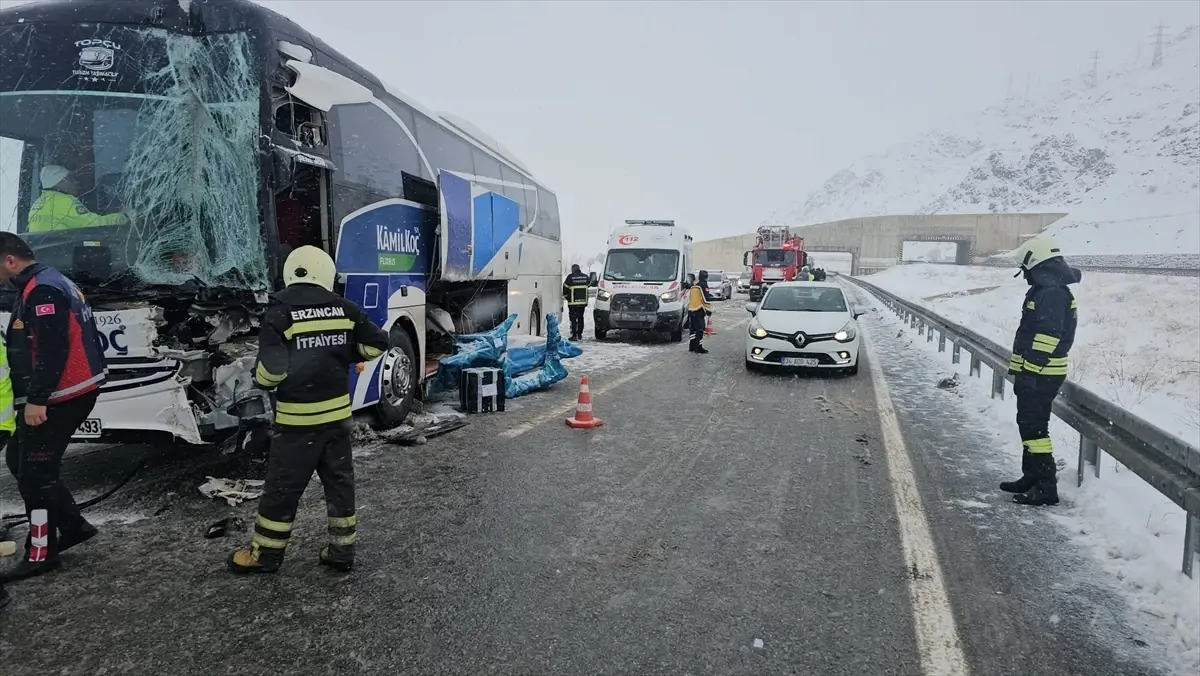 Erzincan’da Otobüs Tıra Çarptı: 3 Yaralı