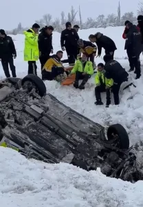 Erzincan’da Polis Aracı Devrildi: 2 Yaralı