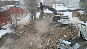 Erzurum’da Metruk Binaların Yıkımına Devam