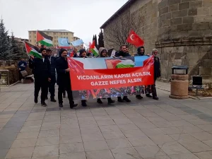 Erzurum’da sağlık çalışanları Gazze için “sessiz yürüyüş”lerini 111. haftada kar yağışı altında yaptı
