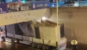 Erzurum’da TIR Alt Geçitte Sıkıştı