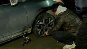 Esenler’de su dolu çukur tehlike saçtı: 30 aracın lastiği patladı