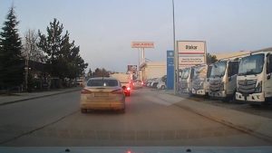 Eskişehir’de trafik sıkıştı, sürücü kaldırımdan ilerledi