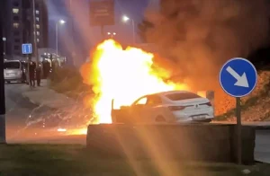 Eyüpsultan’da otomobilde çıkan yangın cep telefonu kamerasıyla görüntülendi