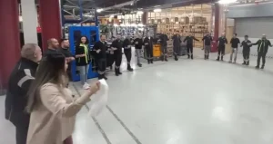 Fabrikada en düşük maaş 80 bin liraya yükseldi, işçiler bayram etti