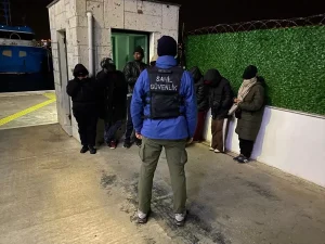 Foça’da 10 Düzensiz Göçmen ve 3 Kaçakçı Yakalandı