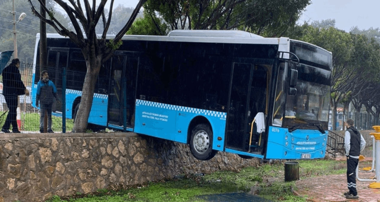 Freni boşalan otobüs, duvarda asılı kaldı