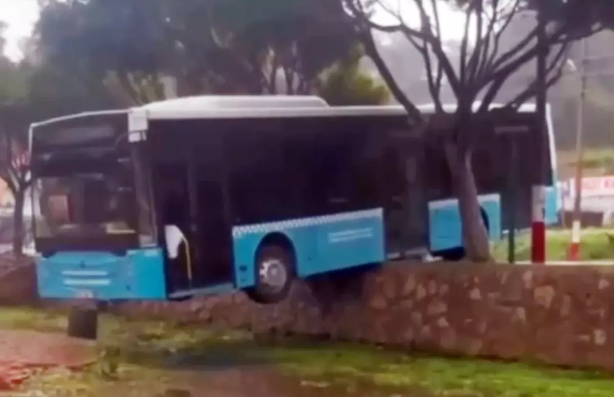Freni Boşalan Otobüs Park Duvarında Asılı Kaldı