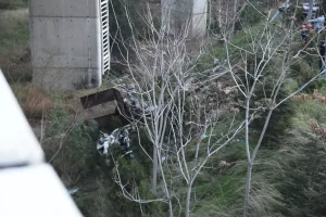 Freni Boşalan TIR Viyadükten Düştü