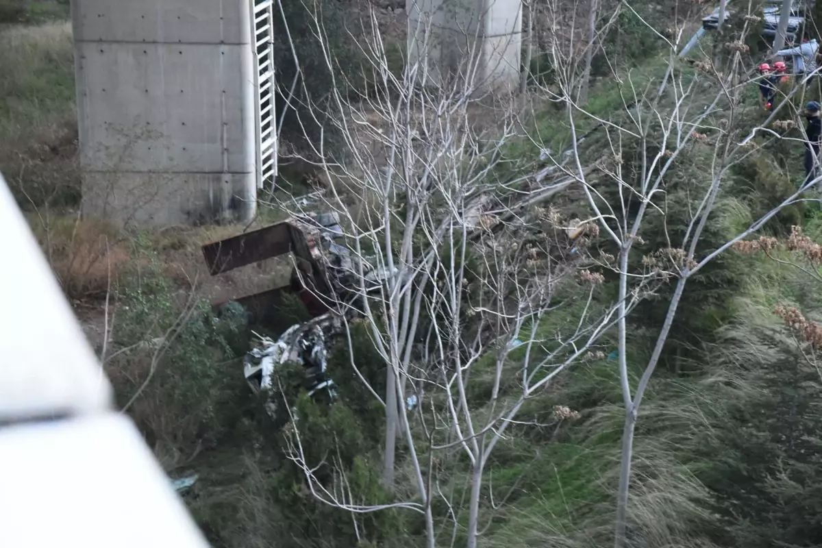 Freni Boşalan TIR Viyadükten Düştü