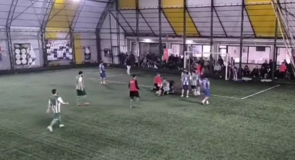 Futbolcu Halı Sahada Boğazına Dili Kaçtı