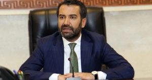 Gazetecileri tehdit eden AKP’li başkandan afişli kutlama