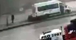 Gaziantep’te işçi servisi refüje çıktı: Yaya saniyelerle kurtuldu