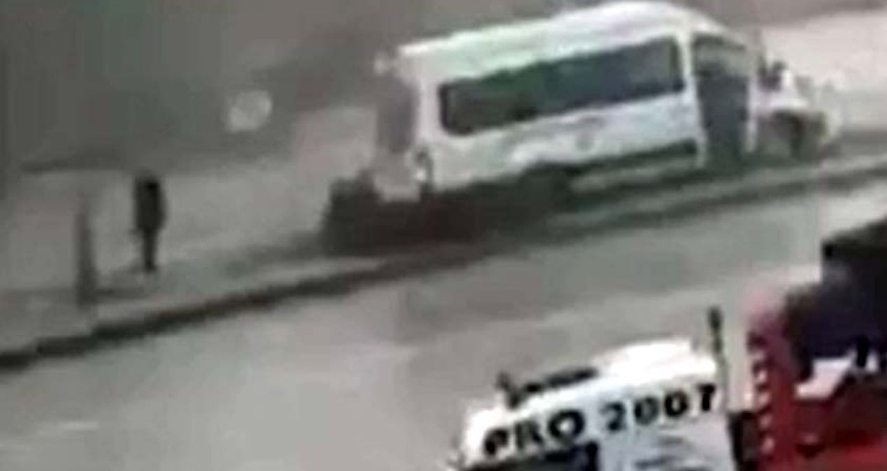 Gaziantep’te işçi servisi refüje çıktı: Yaya saniyelerle kurtuldu