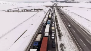 Gaziantep’te Kar Sonrası Araç Kuyruğu