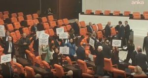 Genel Kurul’da DEM Parti’den protesto: Görüşmeye ara verildi