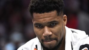 Giannis Antetokounmpo, en az 4 hafta yok