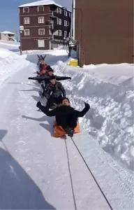 Giresun’da Kar Trenine Eğlenceli Kayak