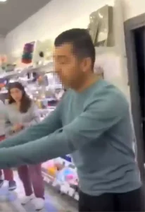 Gizlice genç kızların fotoğraflarını çekerken yakalandı: Utanmıyor musun, çocuğundan küçük