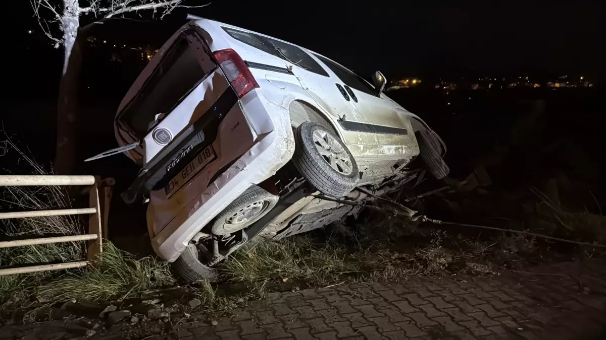 Hafif ticari araç ile otomobil çarpıştı; 3 yaralı