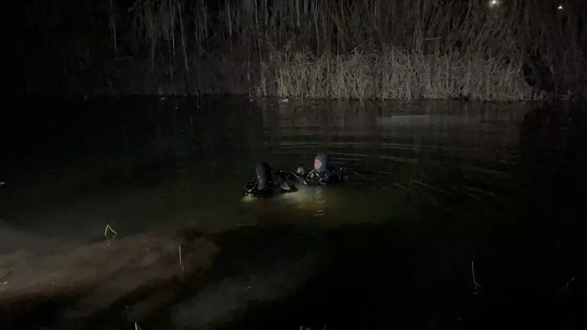 Hafif Ticari Araç Porsuk Çayı’na Düştü