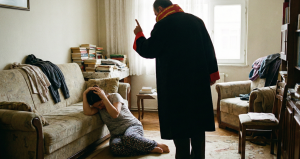 Hakim, öğretmen karısını dövdü: Komşular elinden zor kurtardı