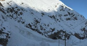 Hakkari- Van yoluna çığ düştü